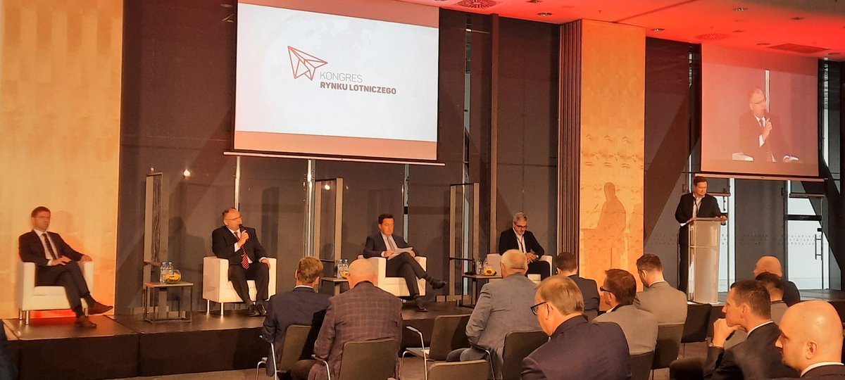 ULC_GOV_PL's tweet photo. ℹPrezes @ULC_GOV_PL podczas debaty @KongresRL nt. wyzwań dla lotnictwa w popandemicznej rzeczywistości mówił o konieczności zapewnienia infrastruktury lotniskowej, systemie #SES2+ oraz stawianiu równych szans dla przewoźników niskokosztowych i tradycyjnych🍃#EuropejskiZielonyŁad https://t.co/JMCLa772Vz