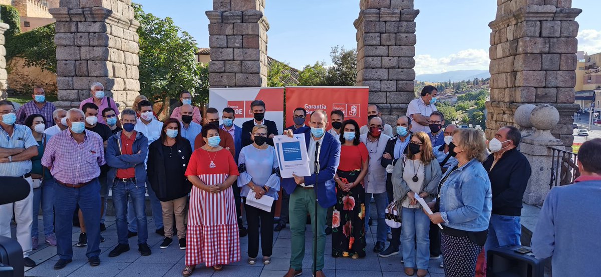 PSOEdeSegovia's tweet photo. ❌❌Alcaldes y concejales socialistas de toda la provincia exigen al presidente de la Junta la inmediata paralización del plan para desmantelar la Atención Primaria en el medio rural. #DefendiendoSegovia #SOSSanidadPública 
🔗 https://t.co/0Gqvmn0LER https://t.co/A4pPAtoFWH