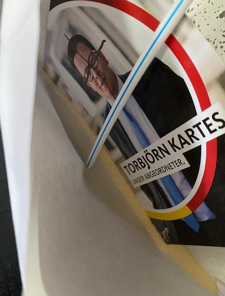 Anonymer Umschlag an der Windschutzscheibe, darin ein Kreuz über meinem Gesicht und ein weißes Pulver. Trotzdem bin ich auch heute wieder auf der Straße und gehe auf die Menschen zu. Nicht einschüchtern lassen - unsere Demokratie ist stärker als der Hass. #btw21