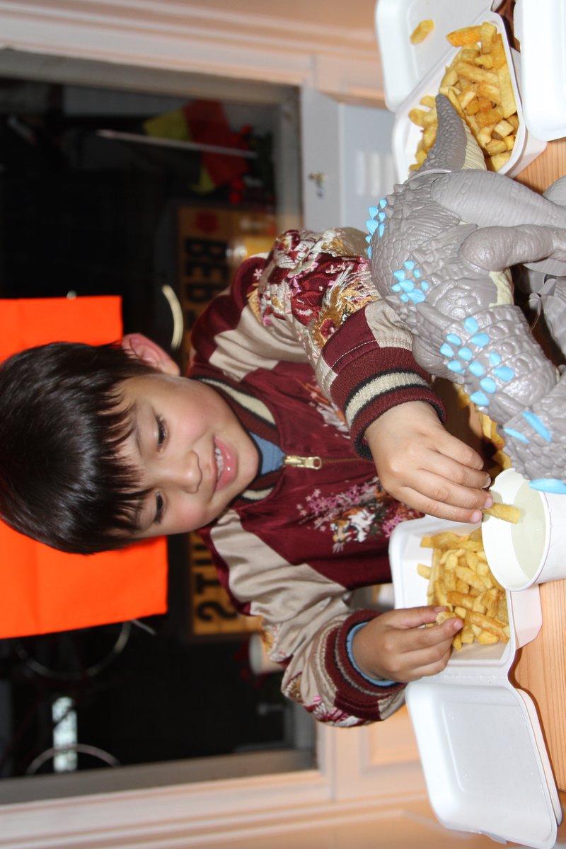 Terranova186F's tweet photo. #cosmoyuterranova #townesberlin #frites + #dinos https://t.co/Fof9DSFBmm