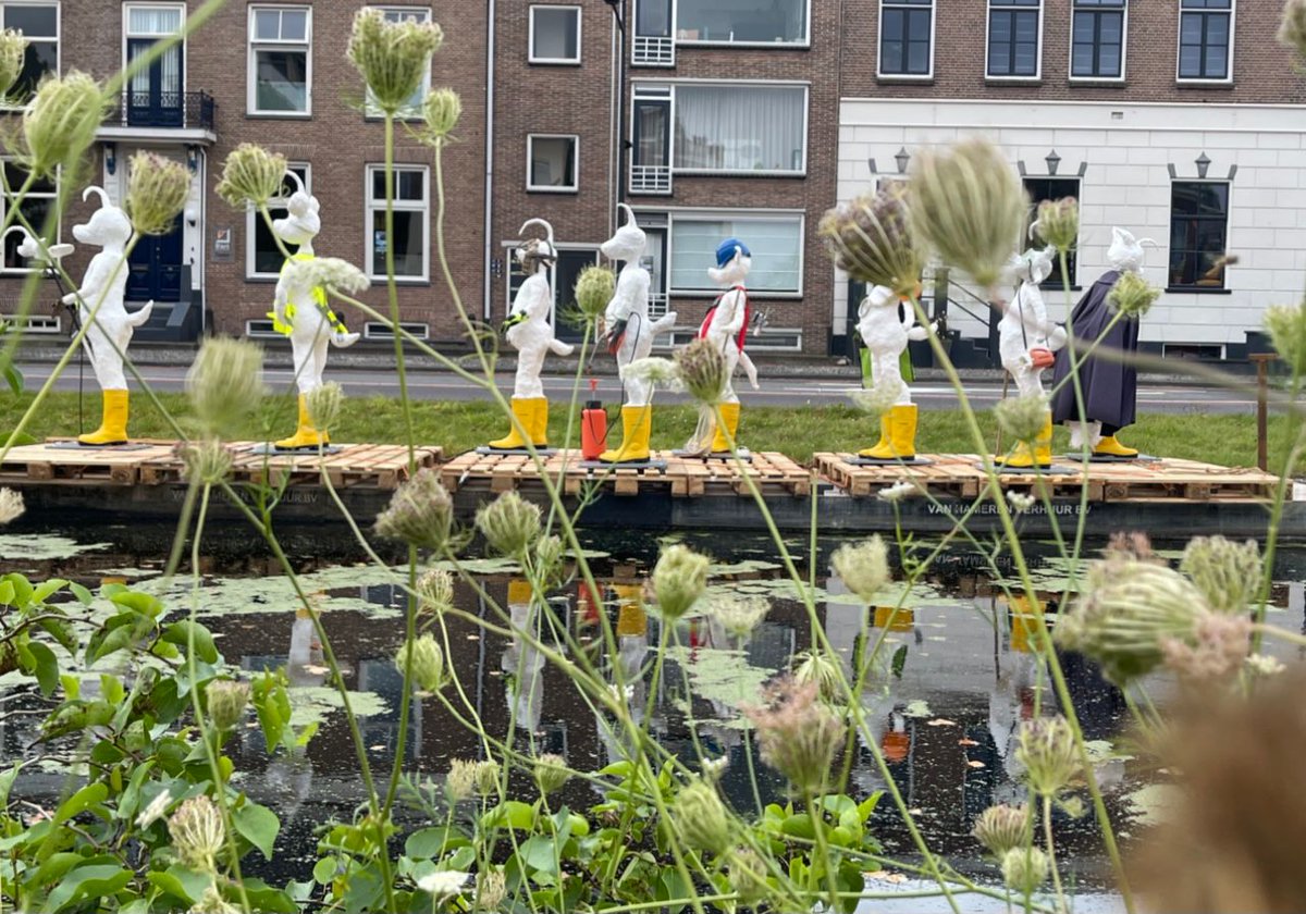 'Door het Coronavirus zijn we verzeild geraakt in een enorme crisis. Wij zijn de pineut.'
Maar de pineut? Nee hoor, even ontspannen. Geniet van een 'Parade van Parmantige Pineuten'. 

Het werk van Margot Brekelmans is nu te vinden aan de kop van de Vaart.