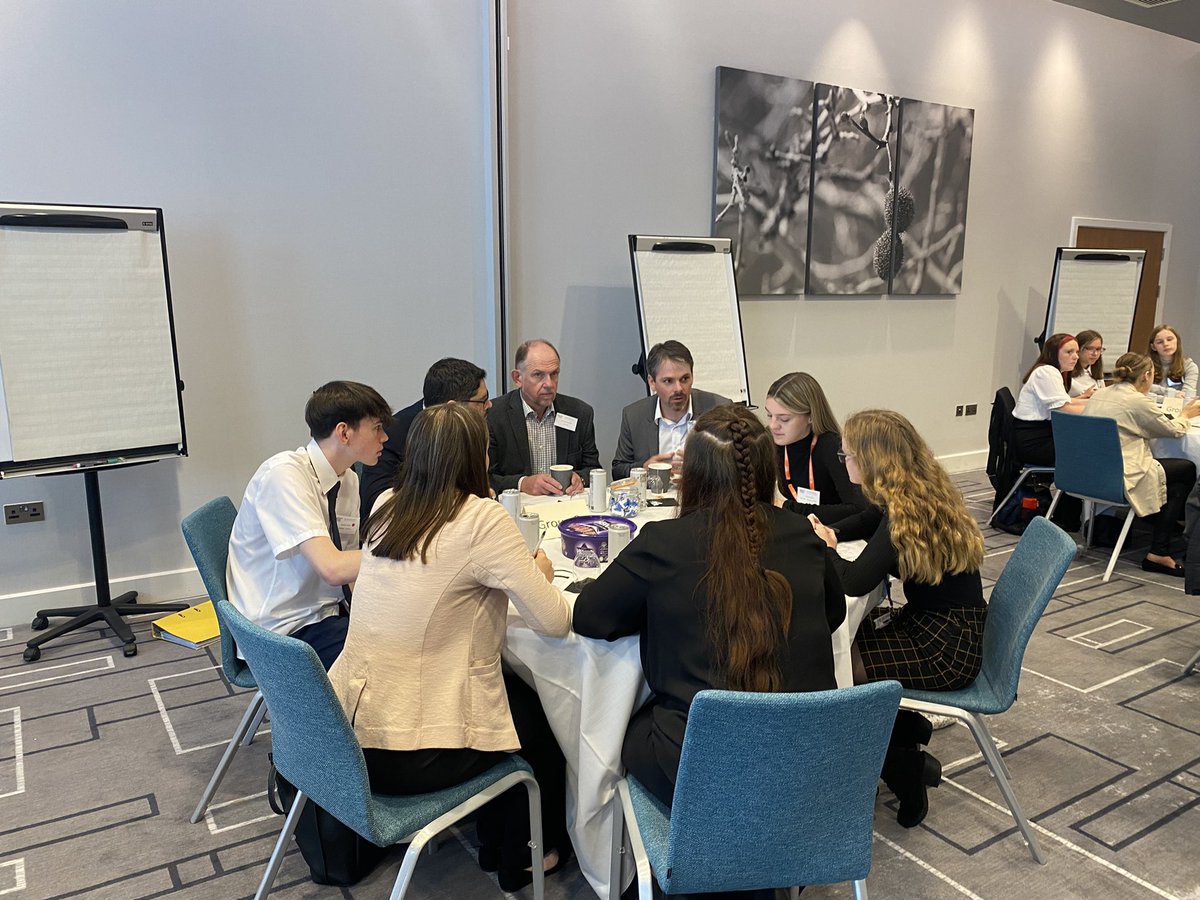 It’s time to develop ideas with the help of the #VentureSpecialists ! Each team have the opportunity to use the knowledge and experience of our industry specialists to develop a business solution to a group shared problem ! <a href="/AbWitCollege/">Abingdon & Witney College</a> @HGIAbingdon #VentureVortex