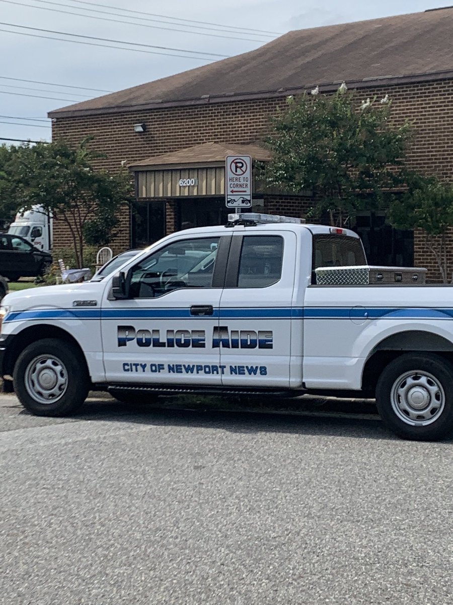 #trafficjam 🚙🚗🚕#whoyougonnacall ??? #friendsinhighplaces 🚔. #SRO to the rescue! Thank you Officer Washington @NewportNewsPD 🚓#feelingheard #communitypartnership #NNPSProud