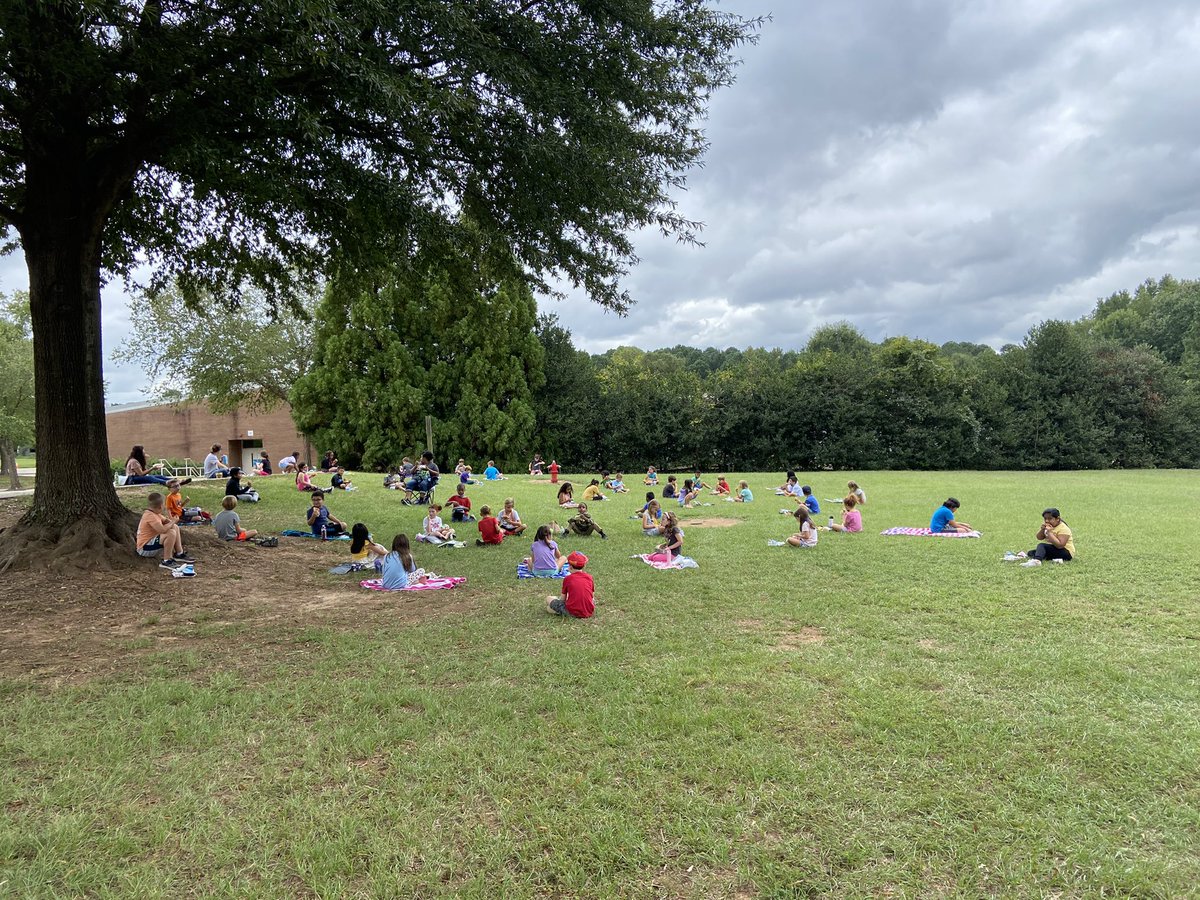 otterbaker's tweet photo. 2nd grade otters enjoying a picnic lunch outside! #itsbetterinthegrove https://t.co/6WrRLURCz1