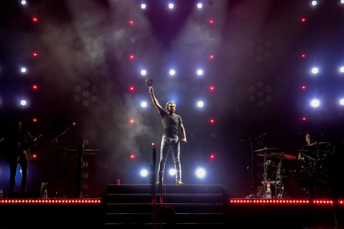 ThomasRhett's tweet photo. Thank you Syracuse!! What a blast!! Thanks for singin with us last night🙌 https://t.co/Ds3OlObHbJ