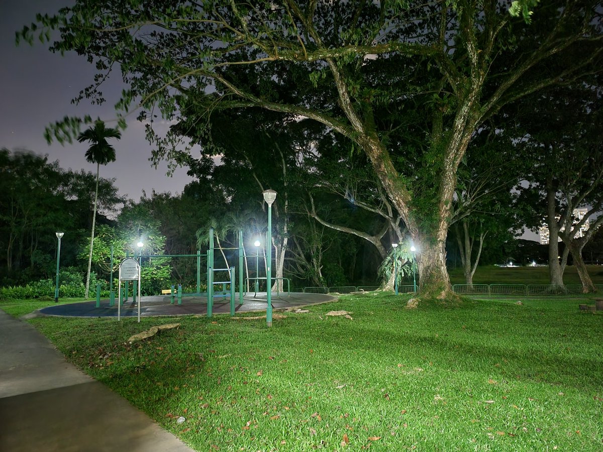 Golden_Reviewer's tweet image. Don&apos;t worry too much about Z Fold 3 cameras.
Main camera is just as good as if not better than iPhone 12 Pro Max.
Ultra wide is much better than iPhone.
Pic 1,3 from #GalaxyZFold3
Pic 2,4 from #iPhone12ProMax