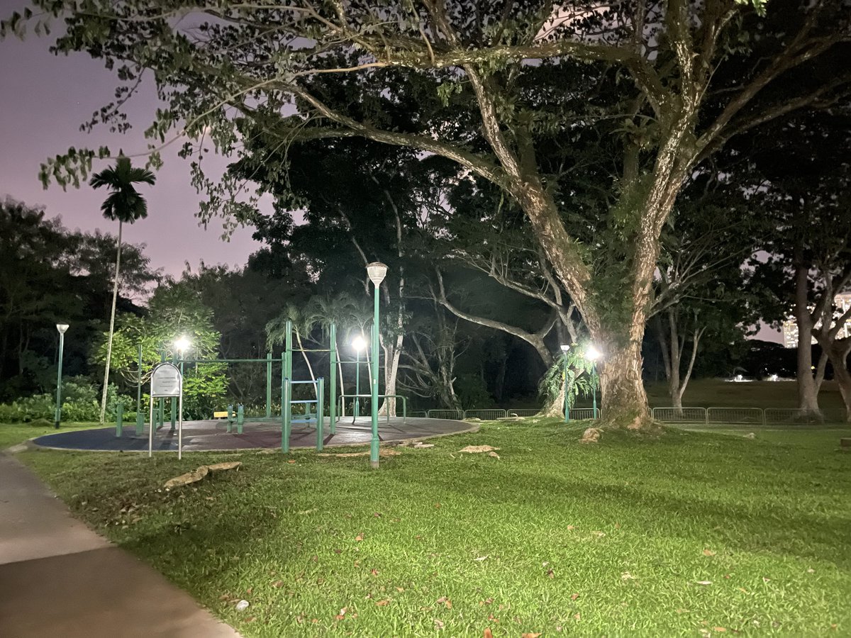 Golden_Reviewer's tweet image. Don&apos;t worry too much about Z Fold 3 cameras.
Main camera is just as good as if not better than iPhone 12 Pro Max.
Ultra wide is much better than iPhone.
Pic 1,3 from #GalaxyZFold3
Pic 2,4 from #iPhone12ProMax