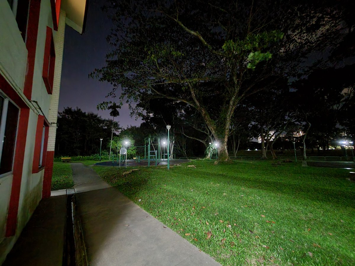 Golden_Reviewer's tweet image. Don&apos;t worry too much about Z Fold 3 cameras.
Main camera is just as good as if not better than iPhone 12 Pro Max.
Ultra wide is much better than iPhone.
Pic 1,3 from #GalaxyZFold3
Pic 2,4 from #iPhone12ProMax