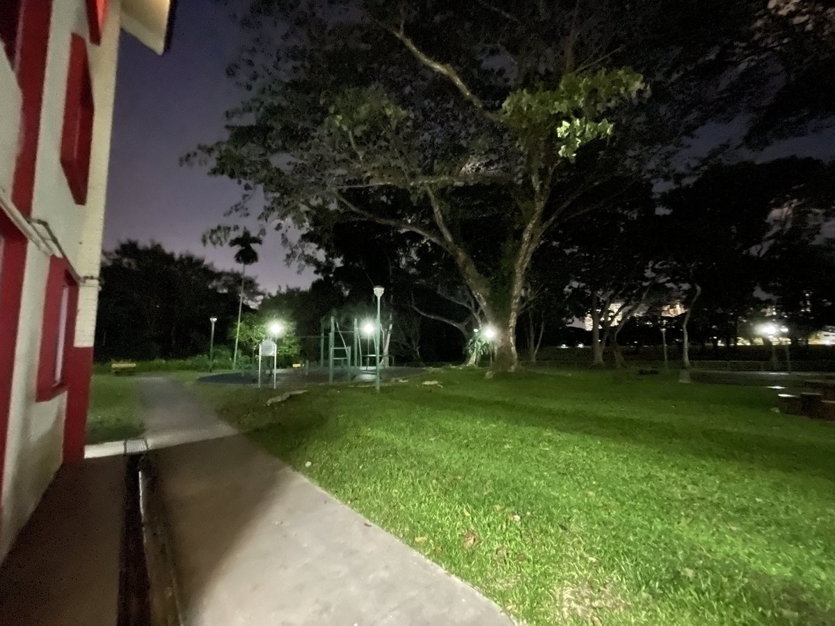 Golden_Reviewer's tweet image. Don&apos;t worry too much about Z Fold 3 cameras.
Main camera is just as good as if not better than iPhone 12 Pro Max.
Ultra wide is much better than iPhone.
Pic 1,3 from #GalaxyZFold3
Pic 2,4 from #iPhone12ProMax