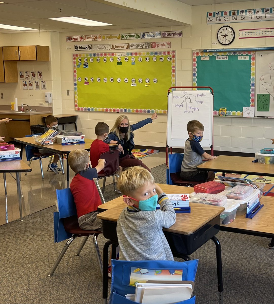 beckikramer157c's tweet photo. These students make me smile!! They did fantastic on their first word web today! Thanks for having me in, @JessicaGillen14. #gpgoes4gold #allin157c https://t.co/kfY2SJ8gwm