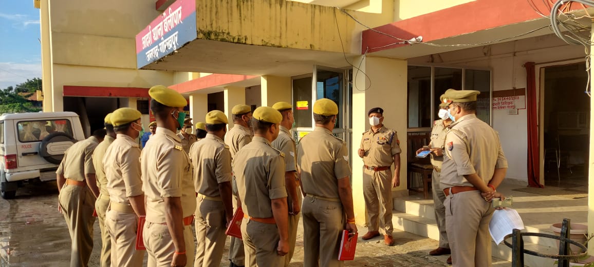 #AdgZoneGkr के निर्देशानुसार जोन कार्यालय के पुलिस उपाधीक्षक डॉ0अखिलानन्द उपाध्याय द्वारा थाना बेलीपार, गोरखपुर में प्रार्थना पत्र का निस्तारण, सी प्लान व बीट प्रणाली के क्रियान्वन हेतु  बीपीओ और हल्का प्रभारियों की समीक्षात्मक गोष्ठी करते हुए आवश्यक दिशा निर्देश दिये गए।