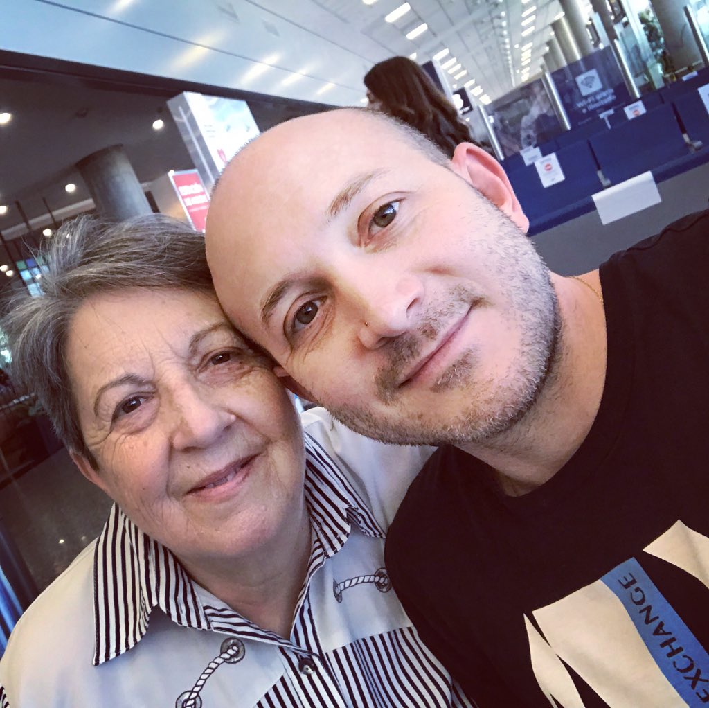 JorgeECPetersen's tweet photo. Con mamá esperando para embarcar!!! https://t.co/WMfgNfCpQa