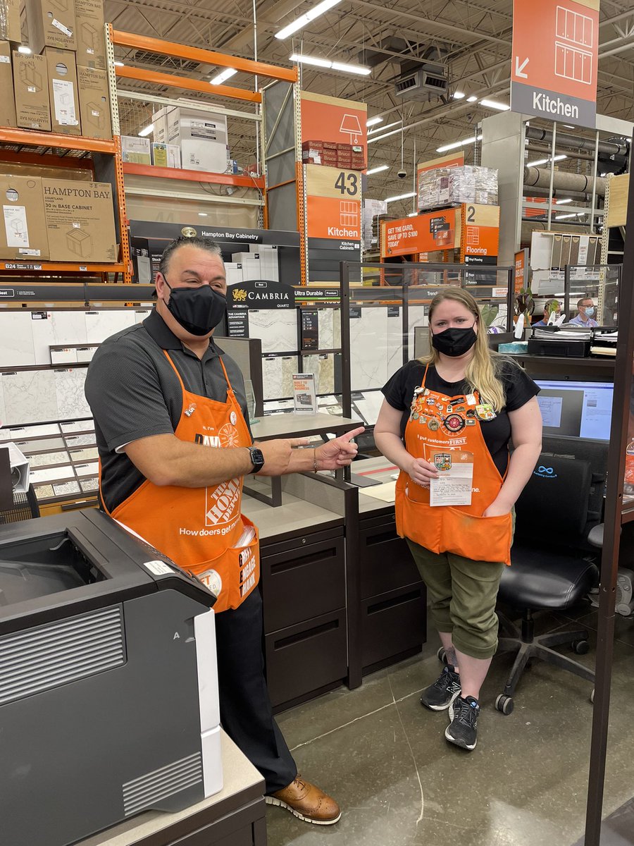 crystal_hanlon's tweet photo. Celebrating our Amazing leaders in Store 4159, simply Incredible job! https://t.co/eH39Eh4fYO
