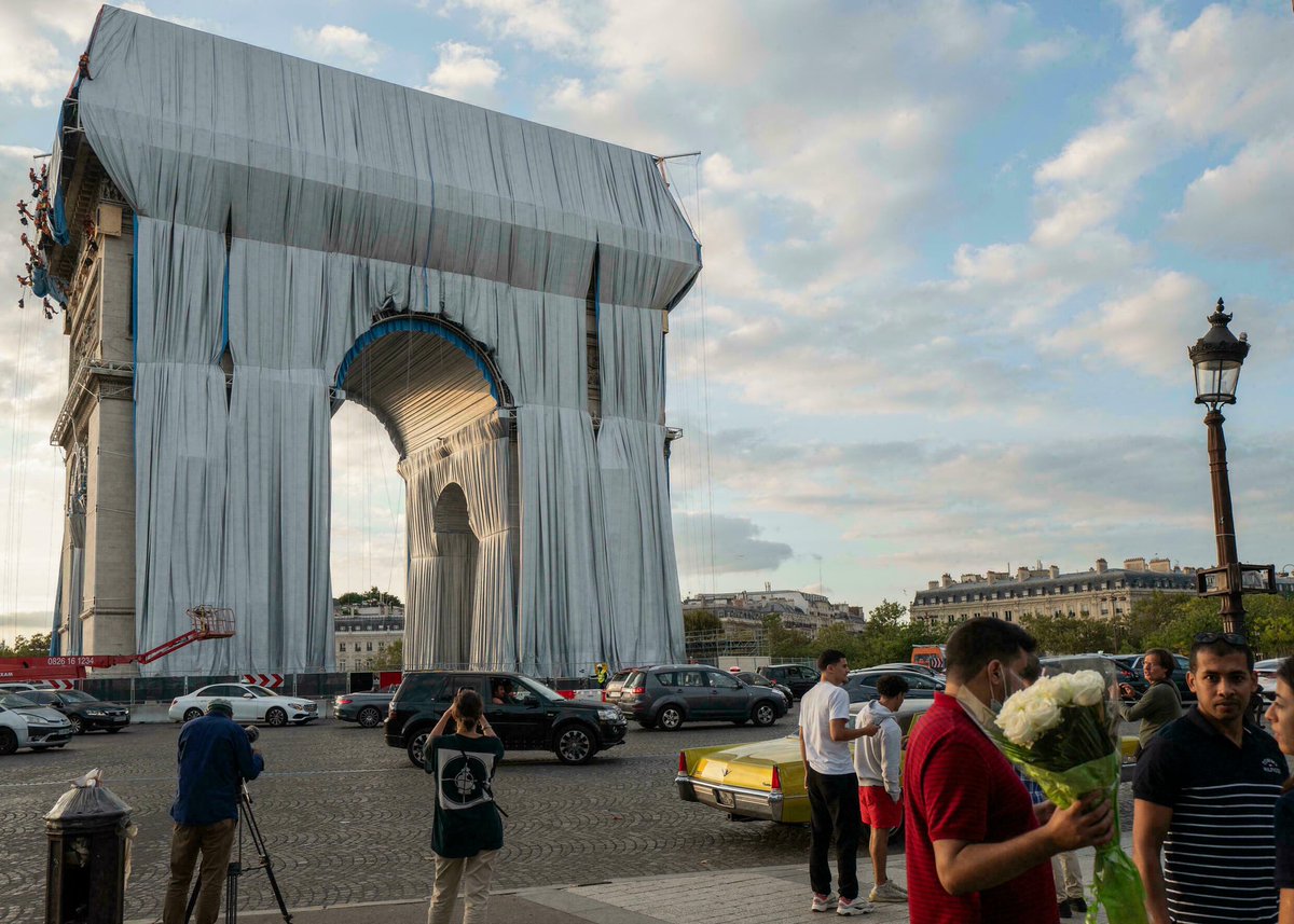 Imsss93's tweet photo. L’arc de triomphe a adopté la mode Kim K ou c’est comment? https://t.co/bXU6HQKg1l