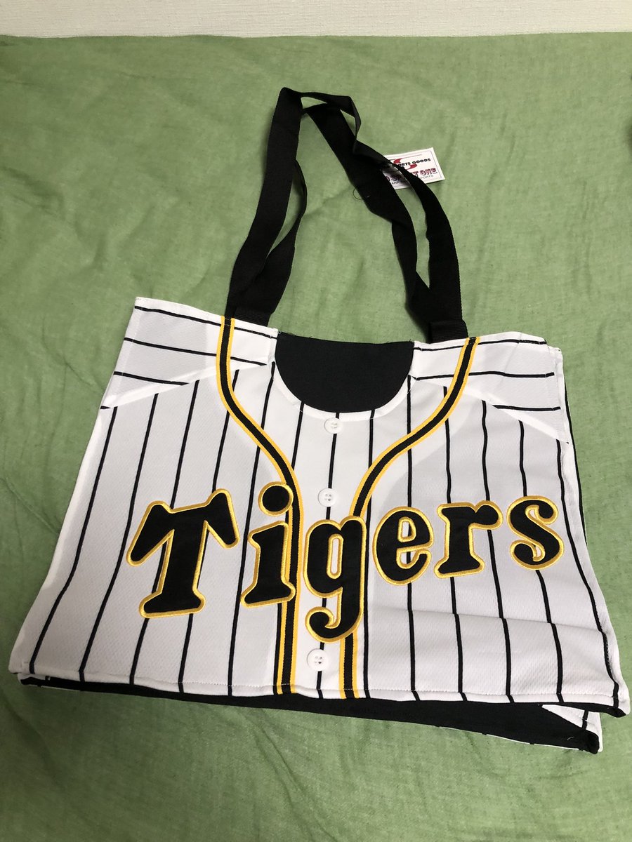 1406nakkatamiya's tweet photo. 明日は毎年恒例の聖地観戦‼️
甲子園に行きます⚾️
ボーアさんはLGですが、明日これを着てKBOのボーアさんにエールを送りたいと思います‼️
lgtwinsマークとハングル文字ボーアさん、2020背番号は自作ですw(魂を込めた結果下手クソになりましたw)
頑張れボーア🔥

#ボーア
#Justinbour 
#보어 
#LGtwins https://t.co/Y6tQxS2RAH