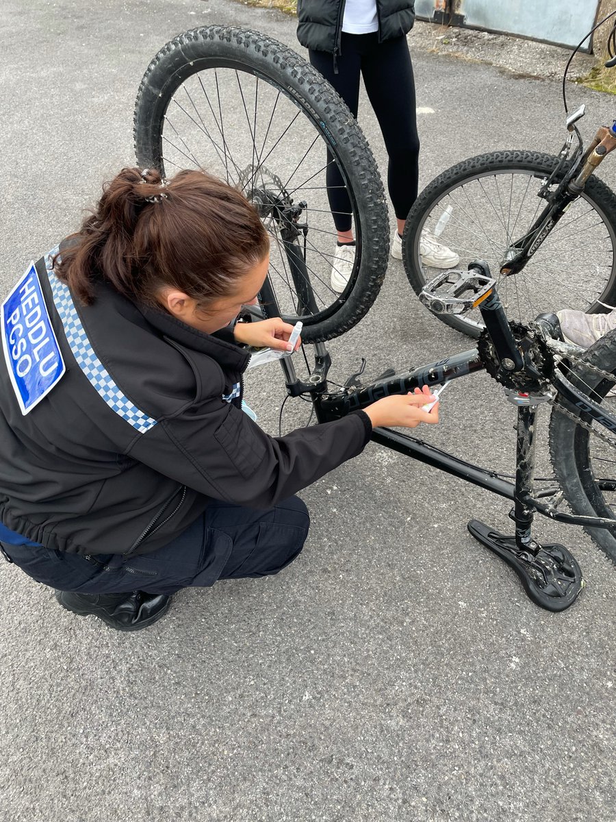 #WDBC are currently with local officers from #EbbwVale offering free forensic marking for your pushbikes using @SmartWaterTech_ 

Pop along and see us at Garnlydan shops

@GPBlaenauGwent 
@GwentPCC