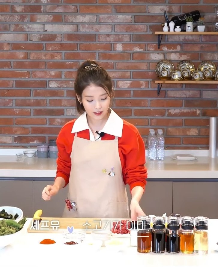 sujjeun's tweet photo. #IU putting pins on her apron 🥺🤍

13 Springs with IU
#13YearsWithIU
#유애나는_13년째_그렇다 https://t.co/2xDSh7QFRQ