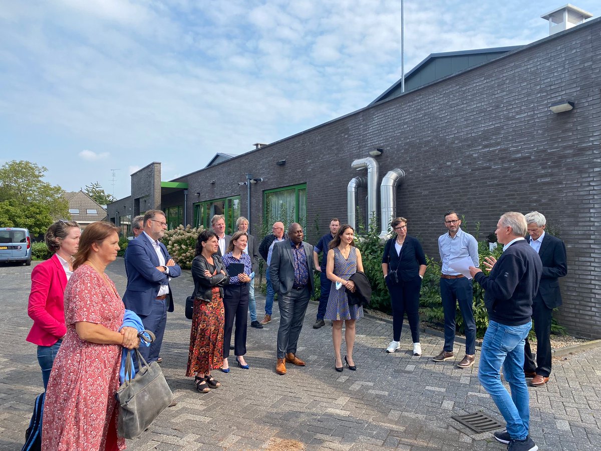 Vandaag bezochten <a href="/cbfkuijpers/">chriskuijpers</a> <a href="/ErikJanvKempen/">Erik Jan van Kempen</a> <a href="/RosemarieBas/">Rosemarie Bastianen</a> Esther Peijs @MinisterieEZK, <a href="/ErikRonnes/">Erik Ronnes</a> @AMSpierings, Paul van Nunen <a href="/Brainport_ehv/">BRAINPORT EHV</a> <a href="/Nijkamp_Margot/">Margot Nijkamp</a> het #upcycleplein en <a href="/SmartDistrict/">BrainportSmartDistr.</a>. Goede gesprekken over energietransitie &amp; bouwinnovaties met belangrijke partners