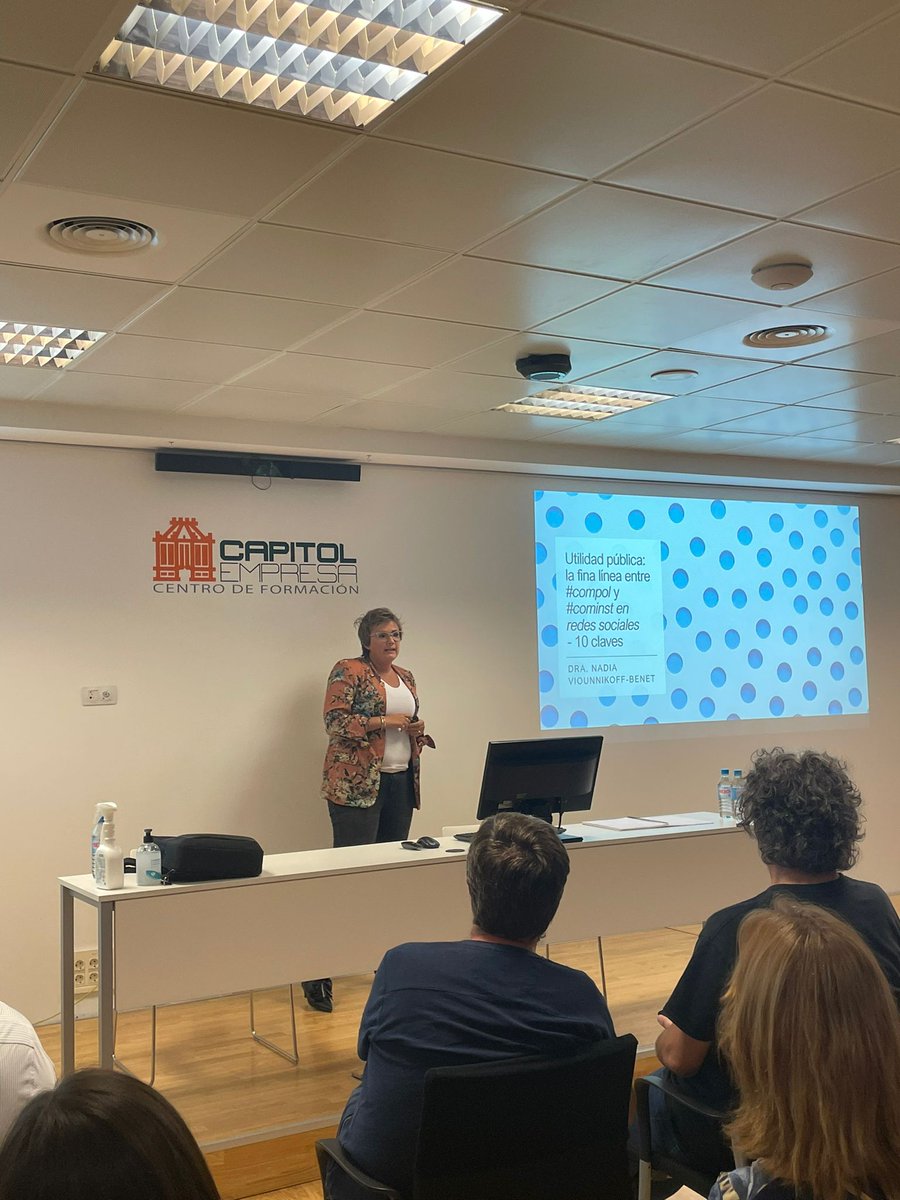 LaBaseGroup's tweet photo. 👉 Momento para @NadiaVBenet que nos habla sobre 'Utilidad pública: la fina línea entre la comunicación institucional y la comunicación política en las redes sociales'. 

#CampañaPermanenteLB https://t.co/kXL3ajXEEn