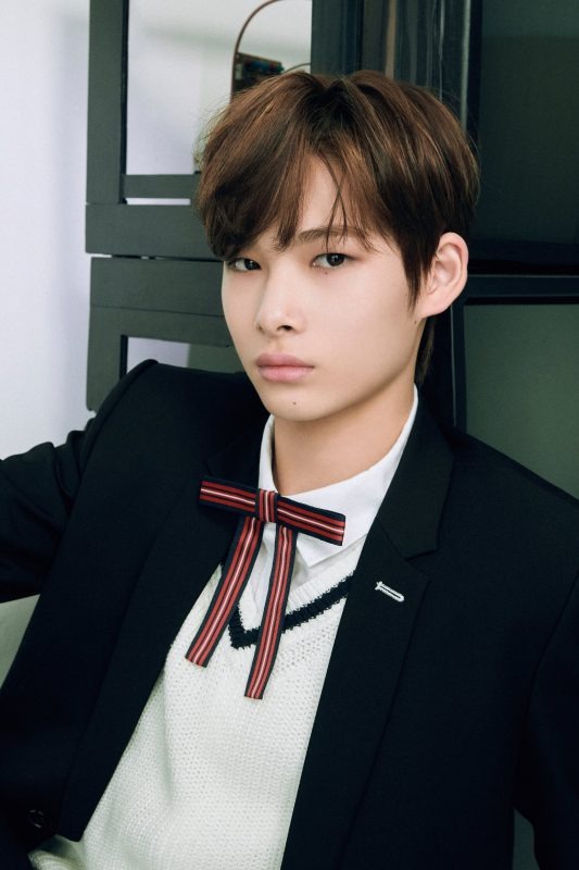 Ni-ki, com 13/14 anos de idade mas já dançarino profisional, saiu