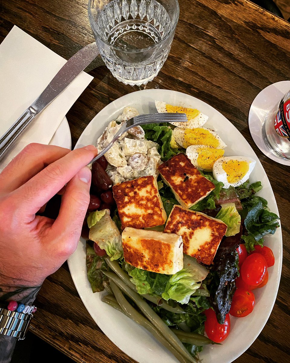 pauldesbaillets's tweet photo. Just can’t get enough of this Halloumi Salad @bishopandbagg … Killer!
#supportsmallbusiness #pub #halloumi #mileend https://t.co/Rp2CAXHbIJ
