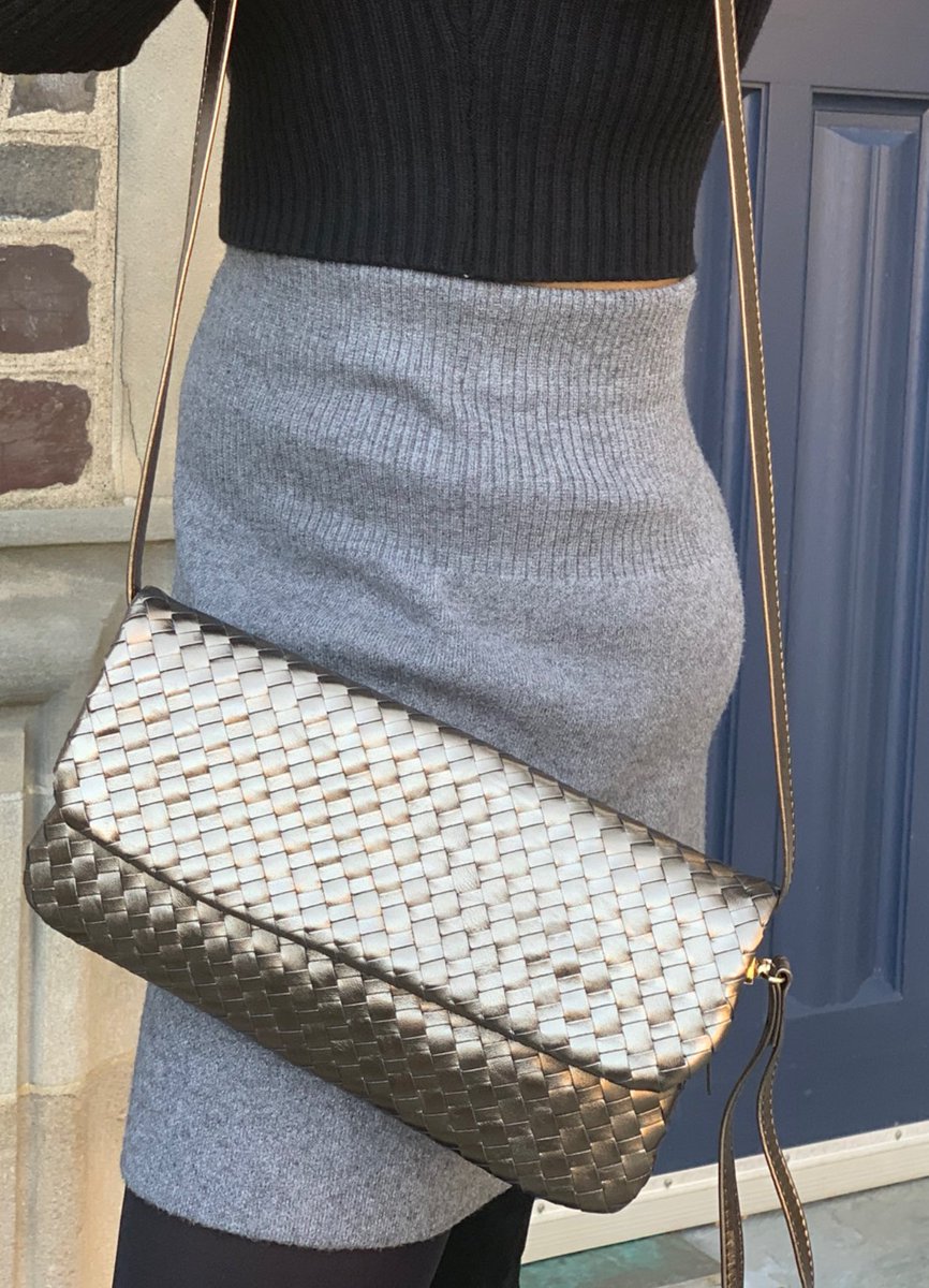 workofartisans's tweet photo. The Metallic Clutch - Perfect for an evening out!

Treccio Collection woven by our Italian Artisans in the finest Nappa leather with a metallic shine ✨

Shop Now: https://t.co/PahoY3C1d8

#workofartisans #clutch #artisans #madeinitaly #eveningclutch #eveningout #nightout #style https://t.co/vq4XhQcef3