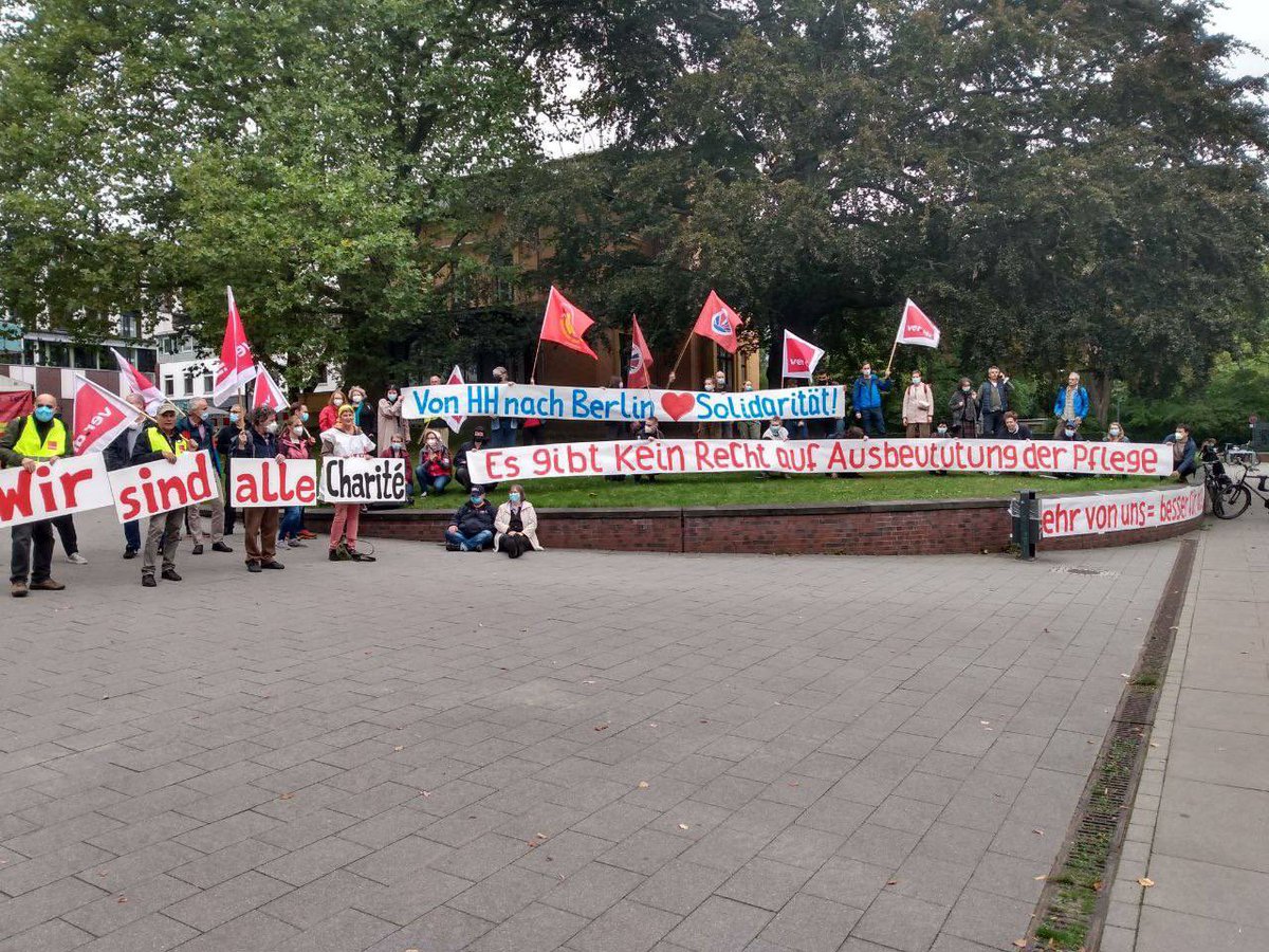 „Von der Elbe bis zur Spree, TVöD!!!“ Heute haben sich vor der Uniklinik Beschäftigte und Unterstützerinnen versammelt. Grüße gehen raus an die Streikenden in Berlin #BerlinerKrankenhausbewegung  #pflegestreik #mehrvonunsistbesserfüralle #hamburgerkrankenhausbewegung