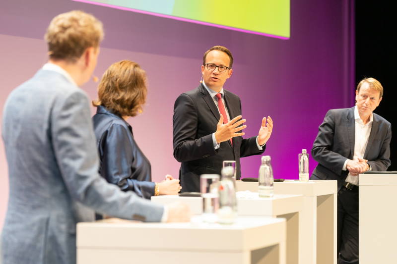 bdew_ev's tweet image. Leidenschaft, #Innovation und Solidarität: Auf dem BDEW Kongress 2021 hat sich die #Energiewirtschaft in ihrer ganzen Vielfalt präsentiert. Wir haben ausgewählte Mitschnitte unseres #bdewk21 für Sie auf der Website des BDEW zusammengestellt: bdew.de/energie/das-wa…