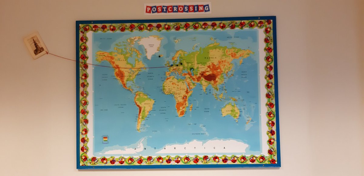 FreydisK's tweet photo. Fyrsta póstkortið! Kátir nemendur í dag 🥰 #menntaspjall #postcrossing #firstcard #happystudents https://t.co/v5MW7gYgMO