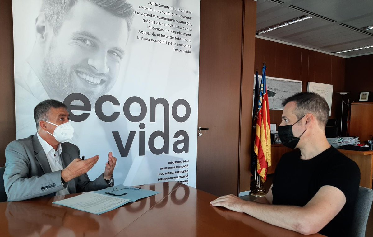 GVAinicotur's tweet photo. El conseller @rafacliment_ trasllada als organitzadors de la 2⃣edició de @clecff el seu suport davant un esdeveniment que fusiona #moda valenciana🥻 #música 🎷#fotografia📸 i la #gastronomia 🧑🍳; un festival avantguardista que se celebrarà el 30 i 31 d'octubre a València
#DIMOVA https://t.co/PIwpyvJ2vo