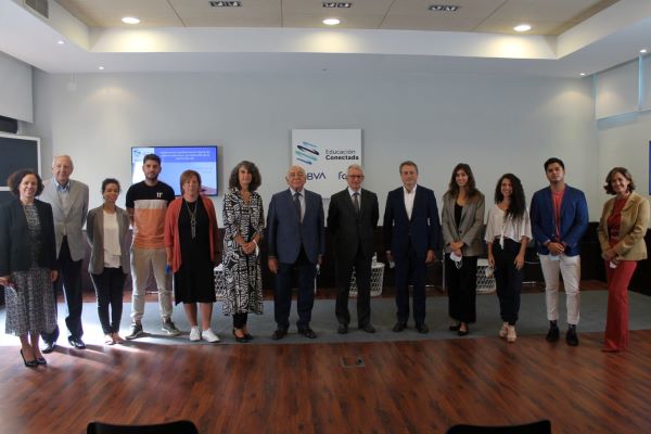 diarioresponsab's tweet photo. 📢@BBVA_espana y @FadJuventud premian a #docentes y #alumnos por sus ideas innovadoras para superar el #aislamiento @EduConectada👏
#Actualidad #RepensandoAulas #Educacion
https://t.co/Fy0HizRraj https://t.co/q2GrbZs9oz