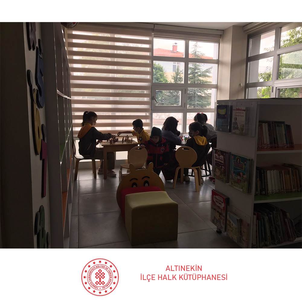 Genç kullanıcılarımız, öğle aralarında hem oyun oynayıp hem kitapların büyülü dünyasına kendilerini bırakıyor.

(Fotoğraf paylaşımı için çocuklardan ve ailelerden izin alınmıştır.)

#kütüphane <a href="/KTBKYGM/">KYGM</a> @altinekin42 <a href="/OdabasAli/">Ali Odabaş</a>