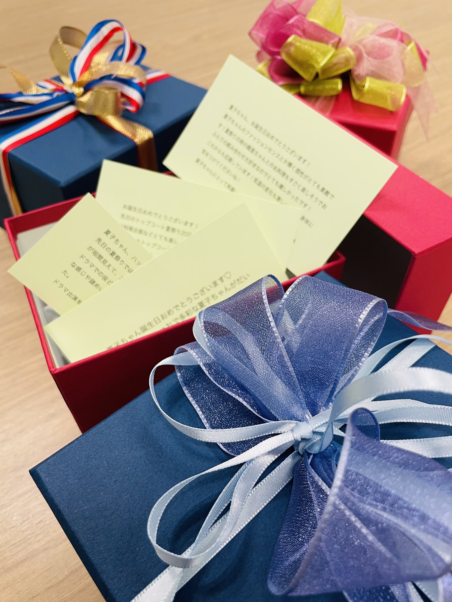 トップコート 公式 バースデーメッセージお礼写真のプレゼントボックスについて トップコートランド にてお送り頂いたバースデーメッセージは写真のように 皆様のメッセージとニックネームを印刷したカードをプレザント箱 に入れてアーティストに トップコート 公式 バースデーメッセージお礼写真のプレゼントボックスについて トップコートランド にてお送り頂いたバースデーメッセージは写真のように 皆様のメッセージとニックネームを印刷したカードをプレザント箱 に入れてアーティストに