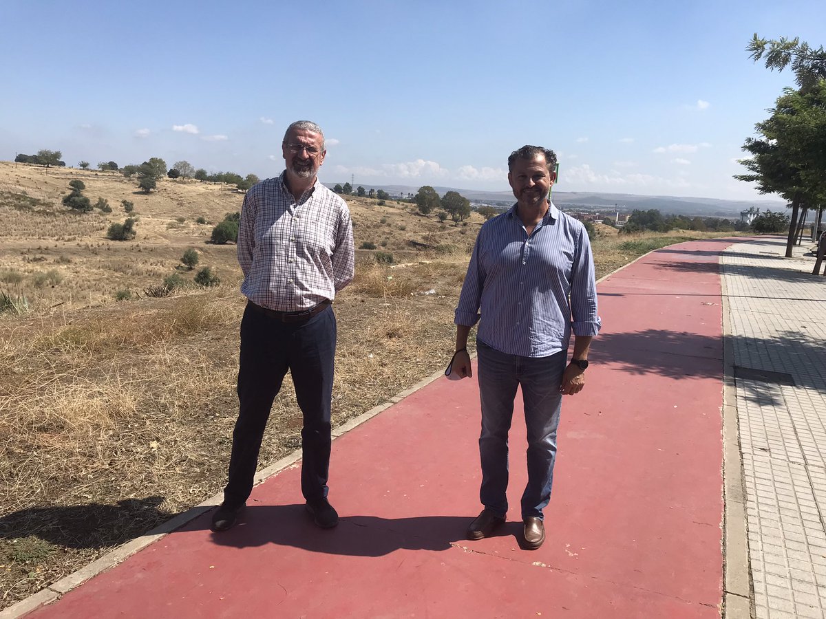 AAVVMirabueno's tweet photo. Ayer visitó la barriada @DavidDoradoCs, concejal de Infraestructuras, para tratar de dar solución a los problemas con Licuas S.A. en el mantenimiento de las zonas verdes de Mirabueno. Agradecemos sinceramente su visita y el interés prestado en todo momento. https://t.co/eUIstZT1dk