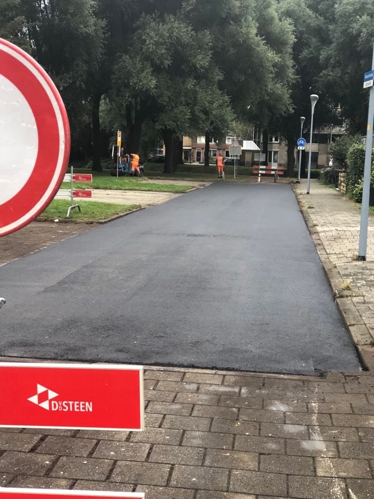 Msteffenswater's tweet photo. Achterstallig onderhoud aangepakt aan Roosterbos in #Hoofddorp #Overbos: scheuren in het asfalt
🔹nieuwe deklaag asfalt aangebracht
#werkinuitvoering #openbareruimte https://t.co/IMpvBigIRR