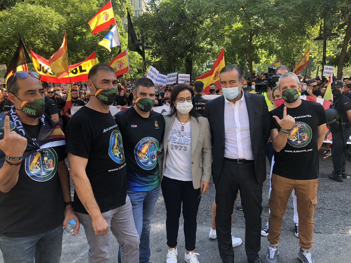 anadebande's tweet photo. Esta mañana en Madrid apoyando a @jusapol @jucilnacional y @JupolNacional enfrente al Ministerio del Interior. Apoyamos sus reivindicaciones, Hoy #Marlaska ni nadie del Ministerio se dignó a recibirles…ellos que velan por la  seguridad de todos los españoles. https://t.co/71YQ1vsHgu
