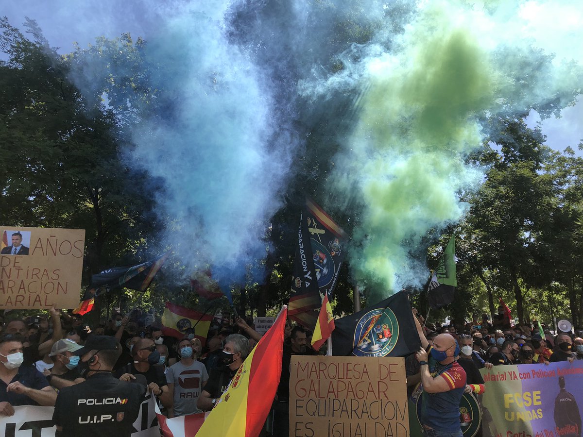 anadebande's tweet photo. Esta mañana en Madrid apoyando a @jusapol @jucilnacional y @JupolNacional enfrente al Ministerio del Interior. Apoyamos sus reivindicaciones, Hoy #Marlaska ni nadie del Ministerio se dignó a recibirles…ellos que velan por la  seguridad de todos los españoles. https://t.co/71YQ1vsHgu