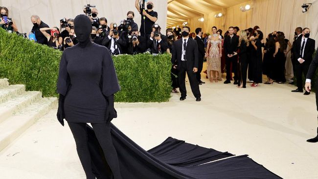 RadioUnpad's tweet photo. Met Gala                                               Met Bobo https://t.co/aPOFbOCCGQ
