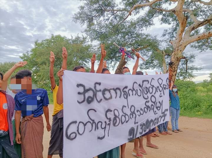 kay_aprilnyein's tweet photo. Despite the internet connection has being cut off in Ayartaw Township, residents continued to protest by showing their rejection towards the Military.

"You can cut off the Internet, You can not kill our revolution spirit"

#WarCrimesOfJunta
#Sep17Coup
#WhatsHappeningInMyanmar https://t.co/aShGMRJWYB