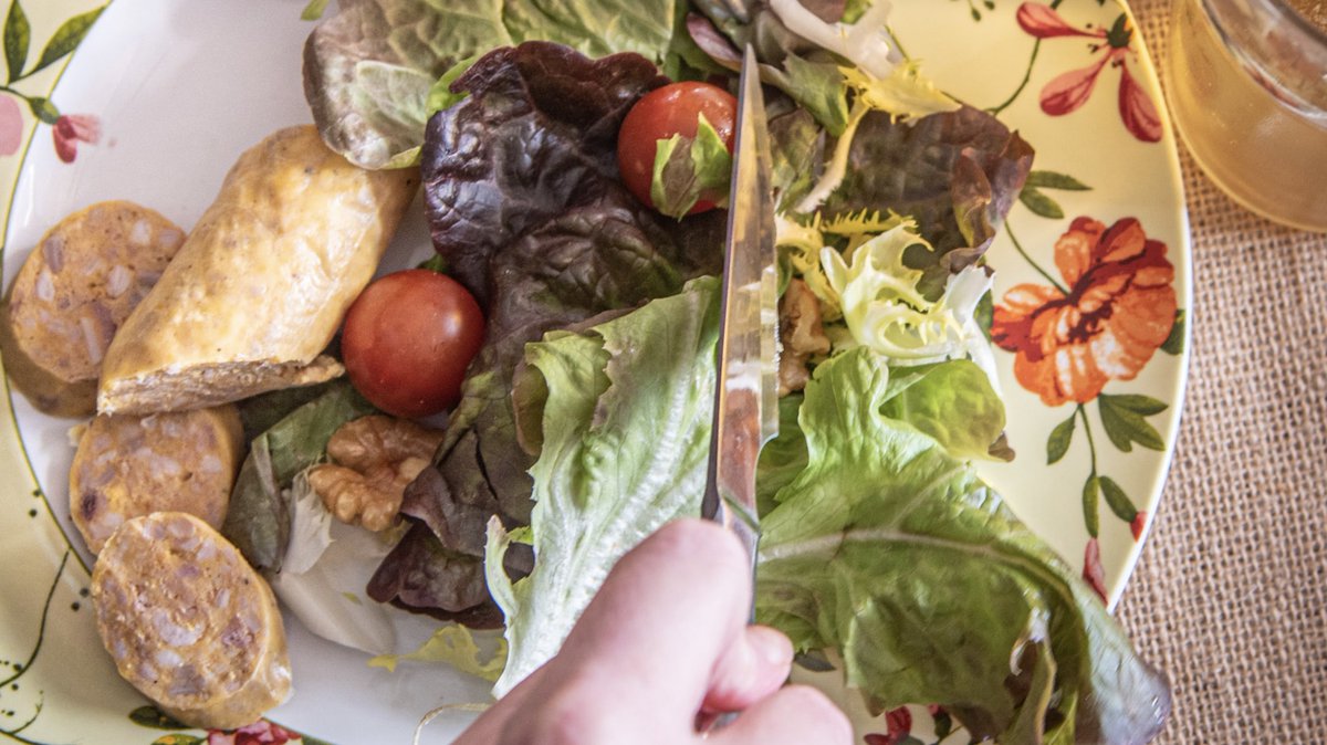 CalEsmet's tweet image. Hi ha petites coses que milloren el teu dia, com aquesta amanida acompanyada de la botifarra d'ou! Tota una delícia 🤤

#CalEsmet #Embotits #Cuits #ProductesArtesans #ProductesDeProximitat #CatalanFood #CataloniaGourmet #Gastronomia #FoodiesCatalunya #FoodiesLleida