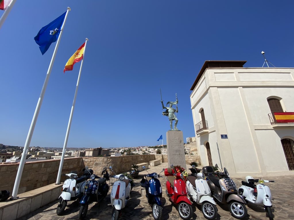 VespaMelilla's tweet photo. Que vueltecita mas chula hemos dado con nuestras Vespas #DiaDeMelilla https://t.co/AqFhnXI0Pi