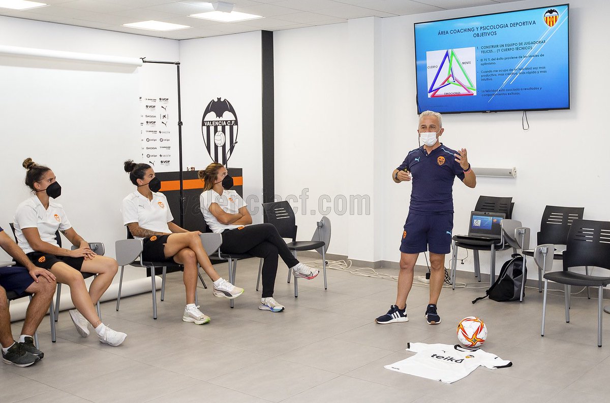 VCF_Femenino's tweet photo. 🧠 El #VCFfem recibe una sesión de coaching deportivo

⚖️ El equilibrio entre salud física y mental es la clave del éxito

➕ℹ️ https://t.co/SDTkBFCVmZ

#ADNVCF 🦇 https://t.co/j1krI1Rbxp