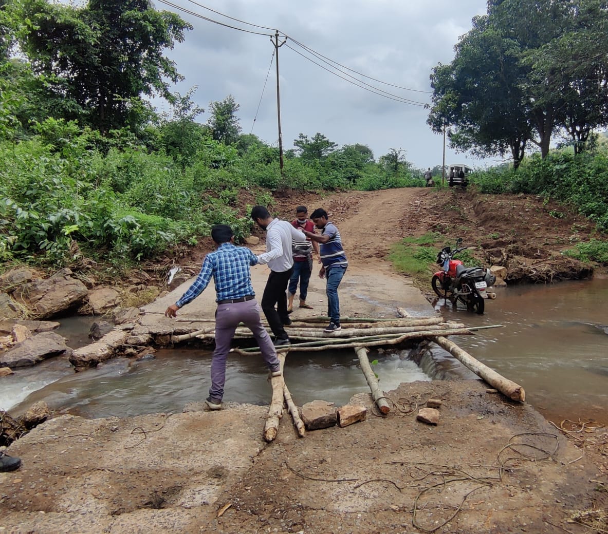 dahvsodisha's tweet photo. Veterinary Doctors use to brave adverse conditions in reaching livestock farmers of the state. Dr Millon Rout &amp; staff of F&amp;ARD Dept. braved the road cut-off and delivered livestock healthcare services in Kandhakoili, Angul @CMO_Odisha @dr_arunsahoo @SecyChief @ApcOdisha @farddept https://t.co/uYb7P9tNFx