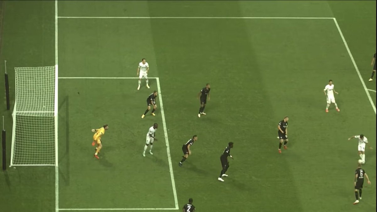 jopatid's tweet photo. Weil die UEFA gestern auf ein Standbild verzichtet hat. Auch wenn es nichts ändert und es aus anderen Gründen für einen Frankfurter Sieg nicht gereicht hat, sehe ich Özil knapp im Abseits. #SGEFB #SGEFEN #SGE https://t.co/J6MlJyZMn1