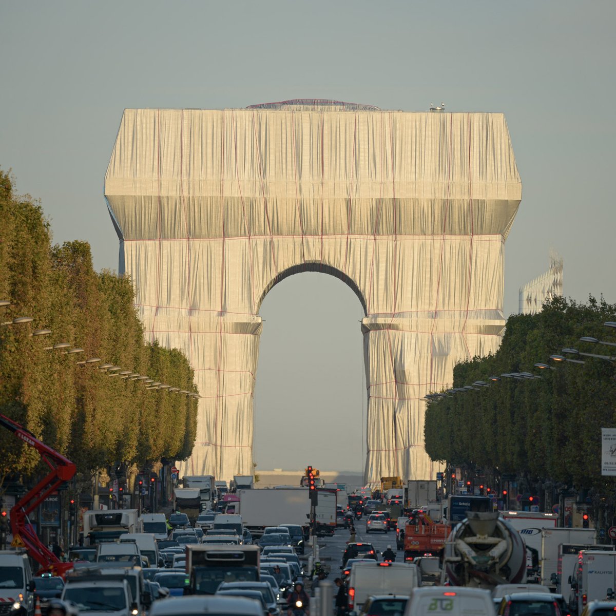 tomravenscroft's tweet image. 😍😀😍 LOVE THIS! The Arc de Triomphe in Paris has been wrapped as Christo&apos;s final hurrah – dezeen.com/2021/09/17/arc… (via @dezeen)