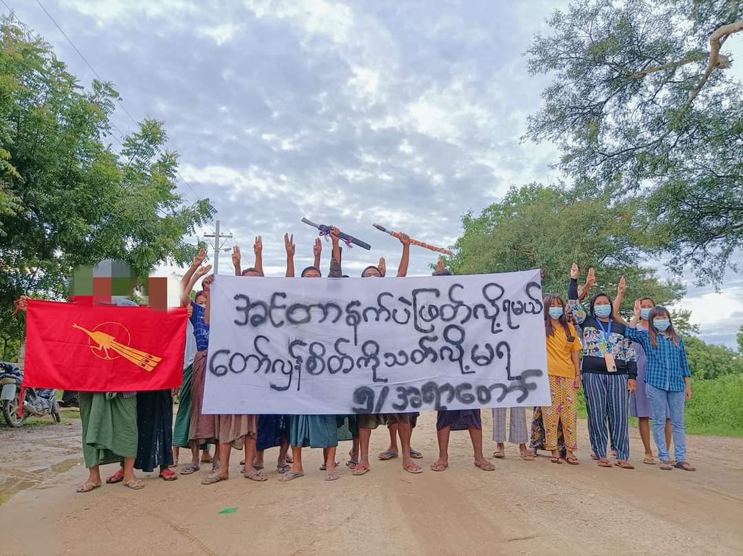 thandarwin01's tweet photo. Locals in Ayartaw are determined to remove military junta and even #internetshutdown cannot stop them from protesting.
#WarCrimesOfJunta
#Sep17Coup 
#WhatsHappeningInMyanmar https://t.co/hT60bmJ6ht