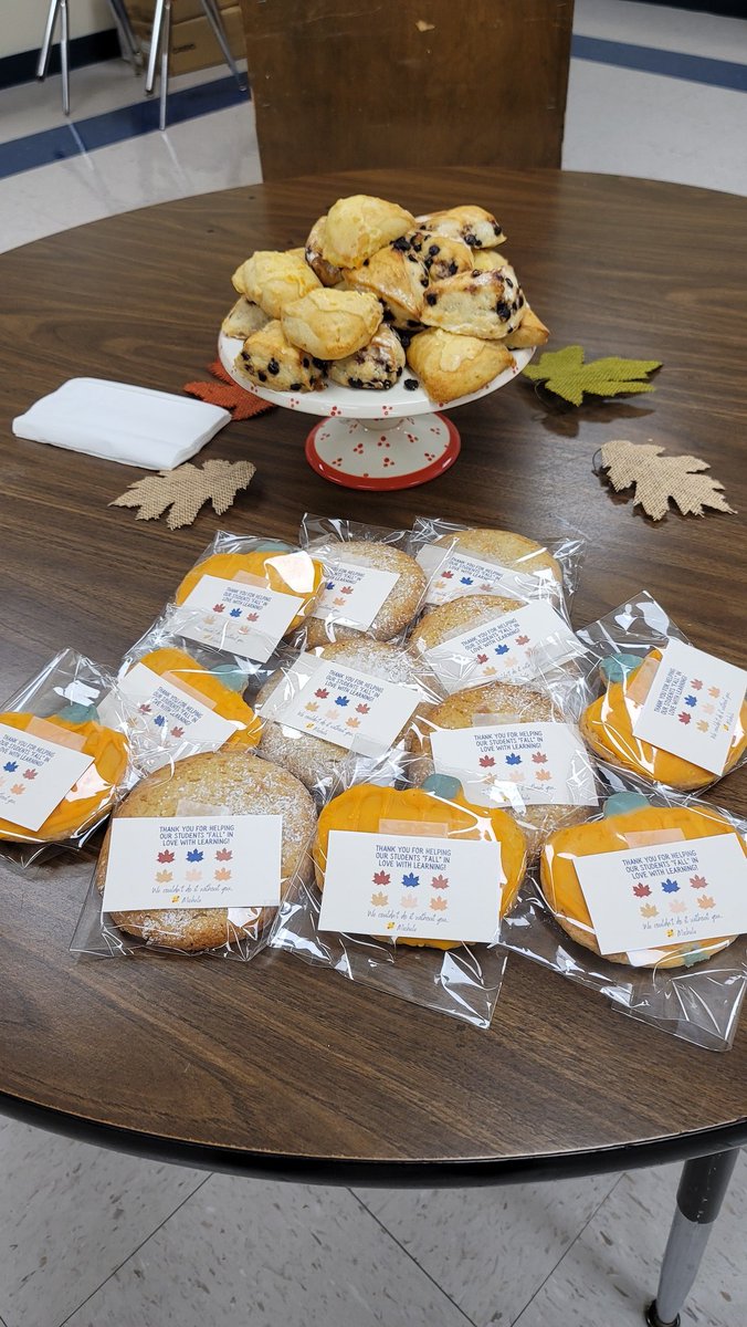 _sparkle_75's tweet image. A little treat for my Red Wagon meeting..love doing little things for the teachers to show appreciation for all that they do here @NISDHowsman #howsmanreunited #redwagon