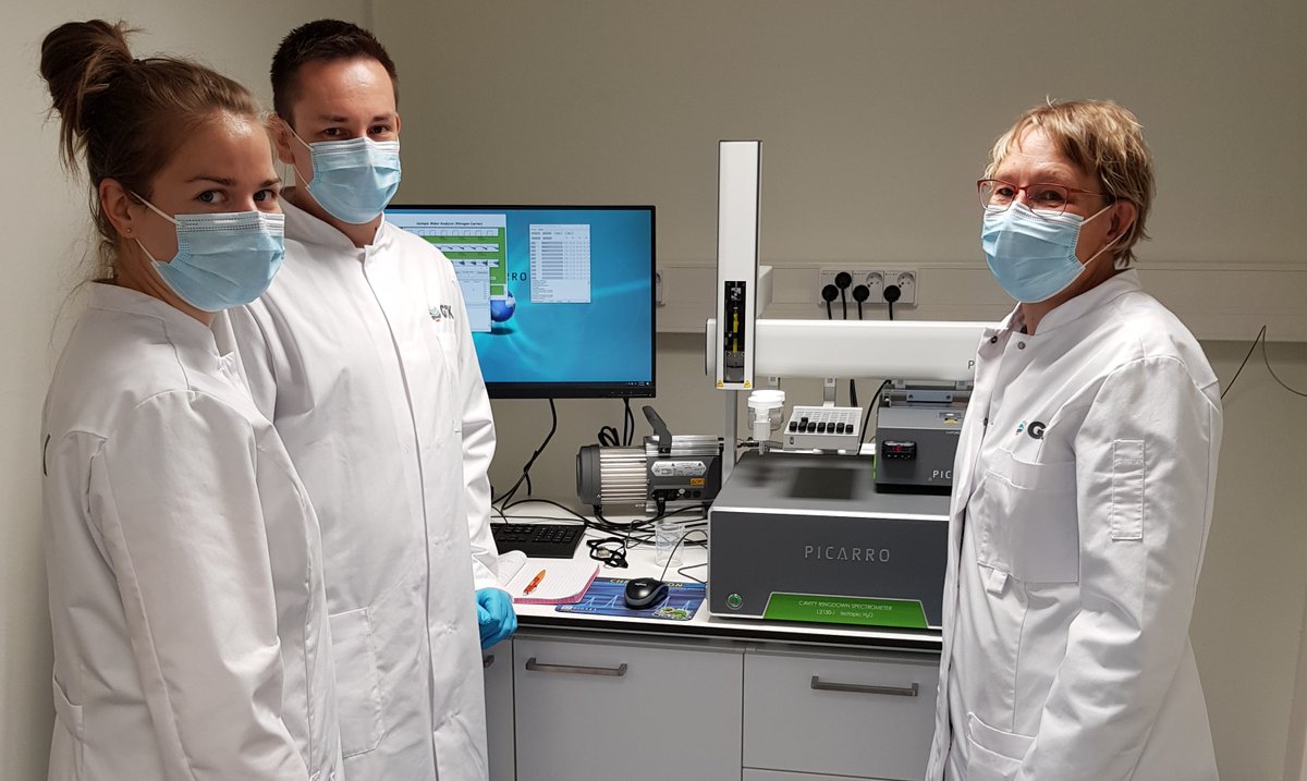 Greetings from our lab that has Hungarian visiting #research'ers Ádám Tóth ja Petra Baják <a href="/ELTE_UNI/">ELTE - Eötvös Loránd University</a>. They learn about stable isotope analytics of #water together w/ Mia Tiljander. Visit is part of researcher exchange within <a href="/EU_H2020/">Horizon 2020</a> <a href="/enerag_geofluid/">ENeRAG</a>.   #GTKpeople #groundwater