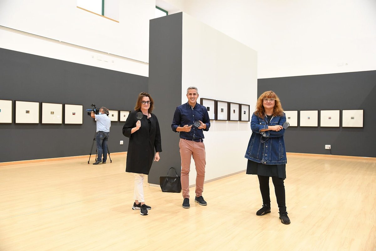 photoespana's tweet photo. Hoy @CoixetIsabel ha visitado la exposición 'Palm Springs - Benidorm' que comparte con #RobertDoisneau
Le han acompañado @pablo_zuloaga, Vicepresidente del Gobierno de Cantabria y Anne Morin comisaria de la exposición
Hasta el 30/09 en la @Biblioteca_BCC
#PHE21 #PHESantander https://t.co/CBSlgga8Nk