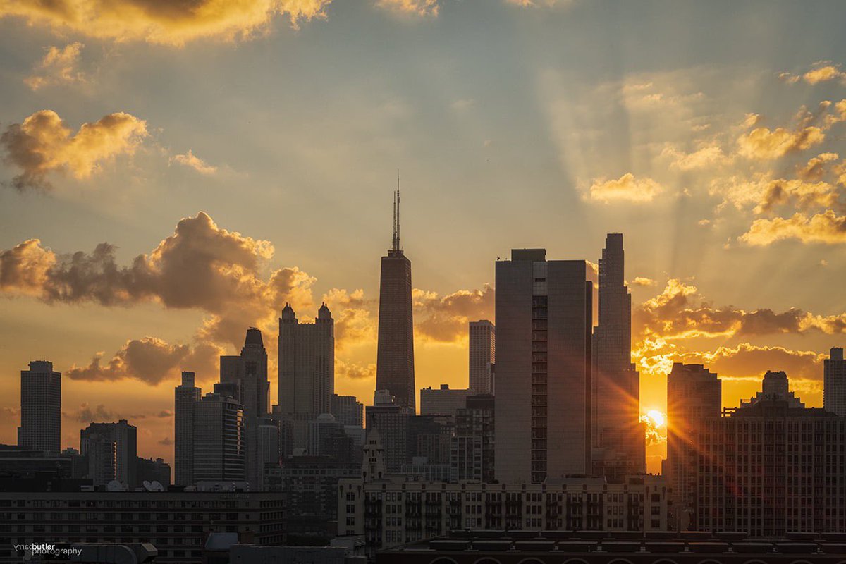 Say hello to Friday!   Today's sunrise in Chicago. #weather #news #ilwx #chicago